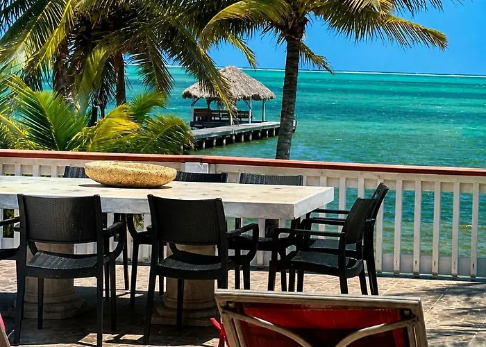 Casa Redonda - Upper Level Beachfront Apartment *