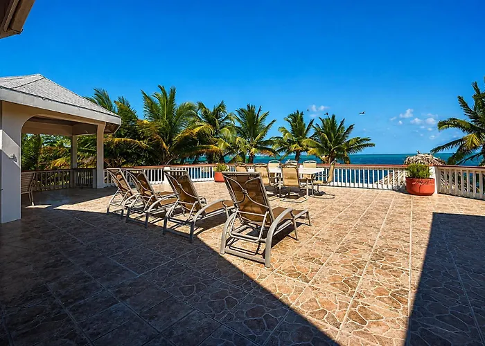 Casa Redonda - Upper Level Beachfront Apartment *