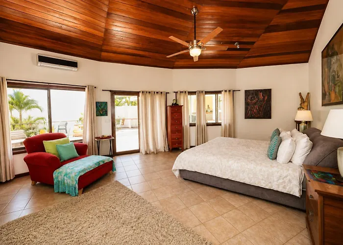 Casa Redonda - Upper Level Beachfront Apartment